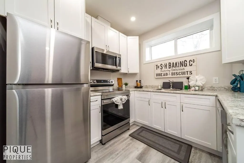 New, Mountain Chic Suite, Whyte Avenue, Netflix, Wifi, Sleeps 6 Edmonton 0*,