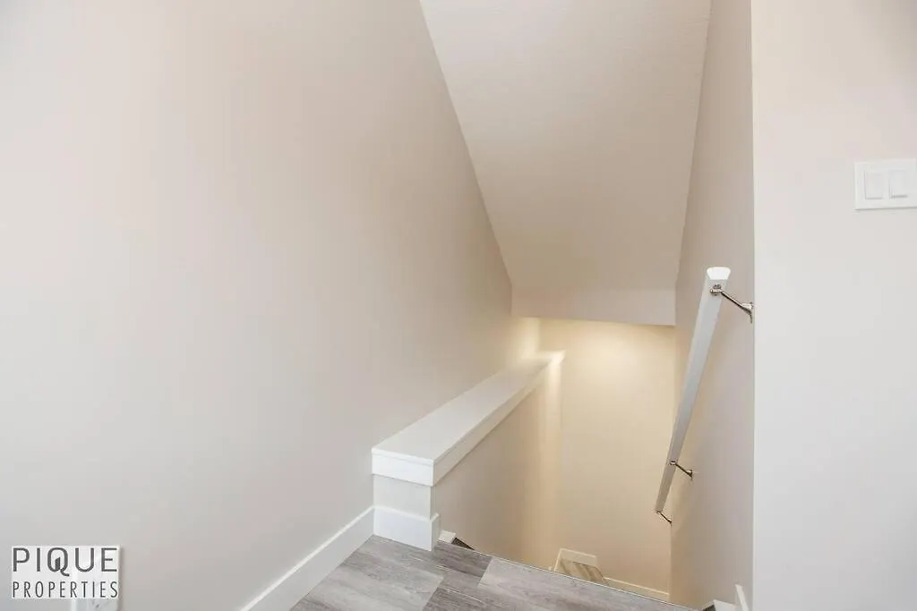 New, Mountain Chic Suite, Whyte Avenue, Netflix, Wifi, Sleeps 6 Edmonton Canada