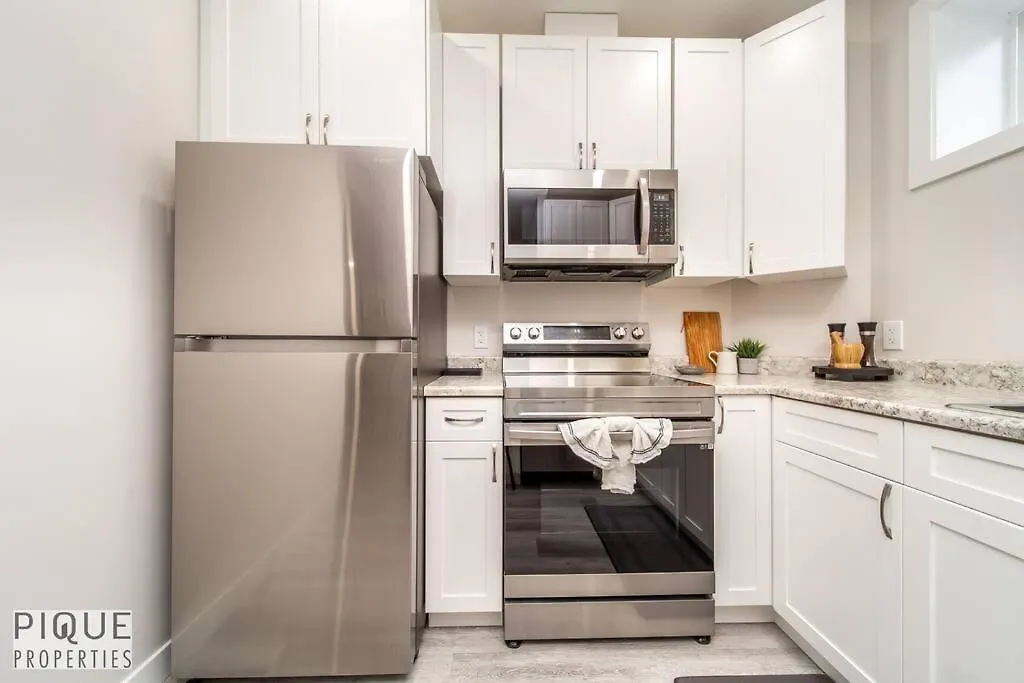 New, Mountain Chic Suite, Whyte Avenue, Netflix, Wifi, Sleeps 6 Edmonton 0*,