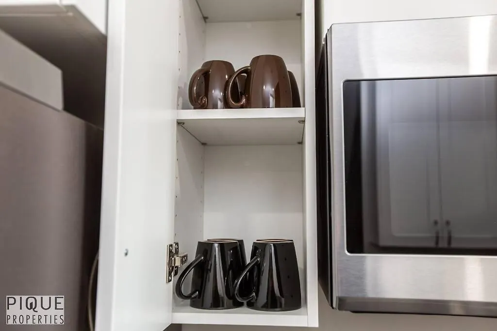 New, Mountain Chic Suite, Whyte Avenue, Netflix, Wifi, Sleeps 6 Edmonton
